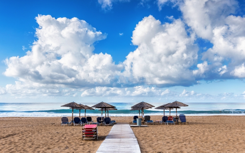 Szeroka, piaszczysta plaża w Acharavi, idealna dla rodzin.