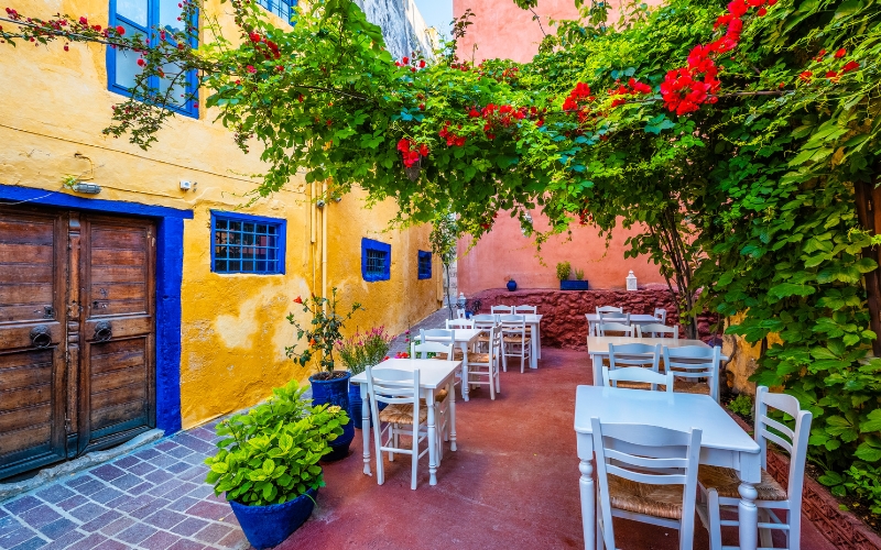 Słoneczny dzień na plaży Korfu i widok na góry na Krecie