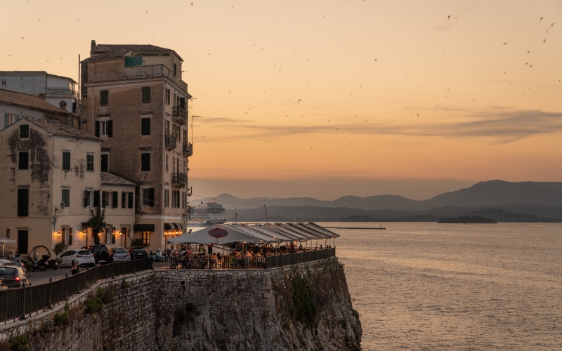 Malowniczy widok na wyspę Korfu z błękitnym morzem