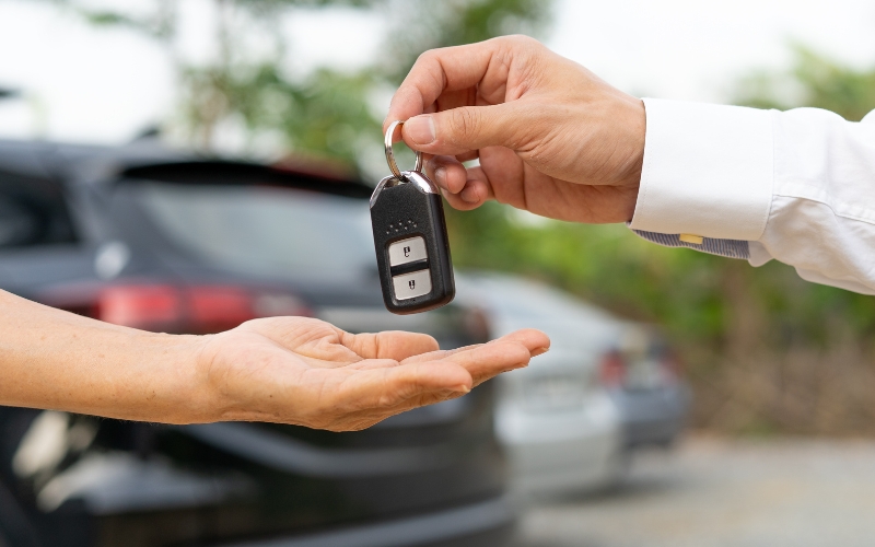 Wynajęty samochód na malowniczej trasie Korfu, ułatwiający zwiedzanie wyspy.