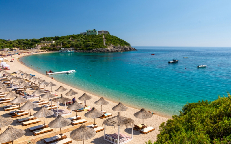 Zalecane miesiące na podróż promem z Korfu do Sarandy w zależności od sezonu