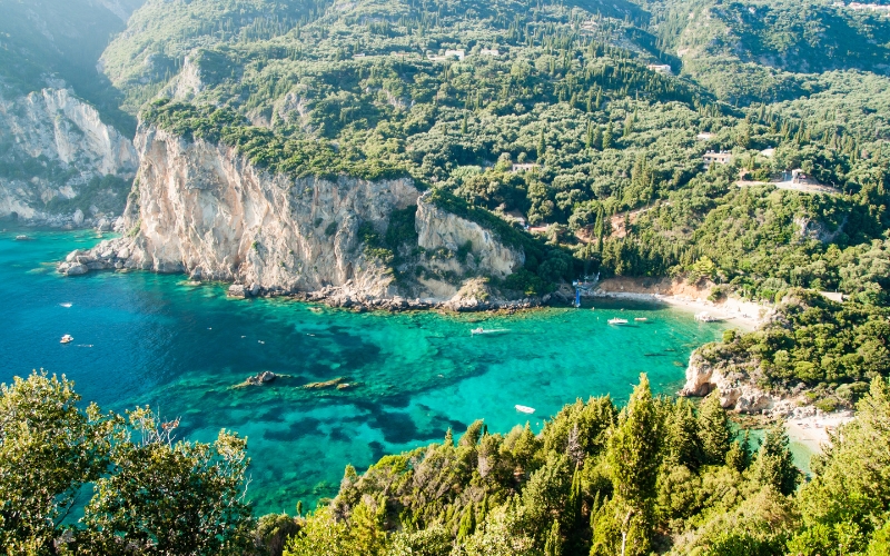 Korfu co zobaczyć: Paleokastritsa, malownicze wybrzeże i klasztor