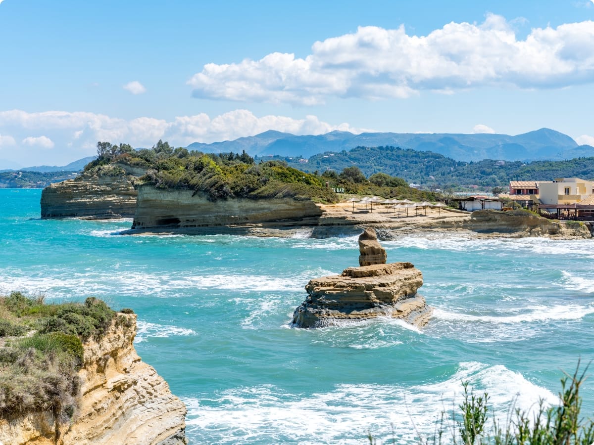 Sidari – piękne widoki, imprezowy klimat i ukryte perełki północnego Korfu